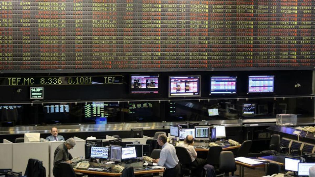 El dólar oficial perforó los $1400 y tocó su nivel más bajo en un mes