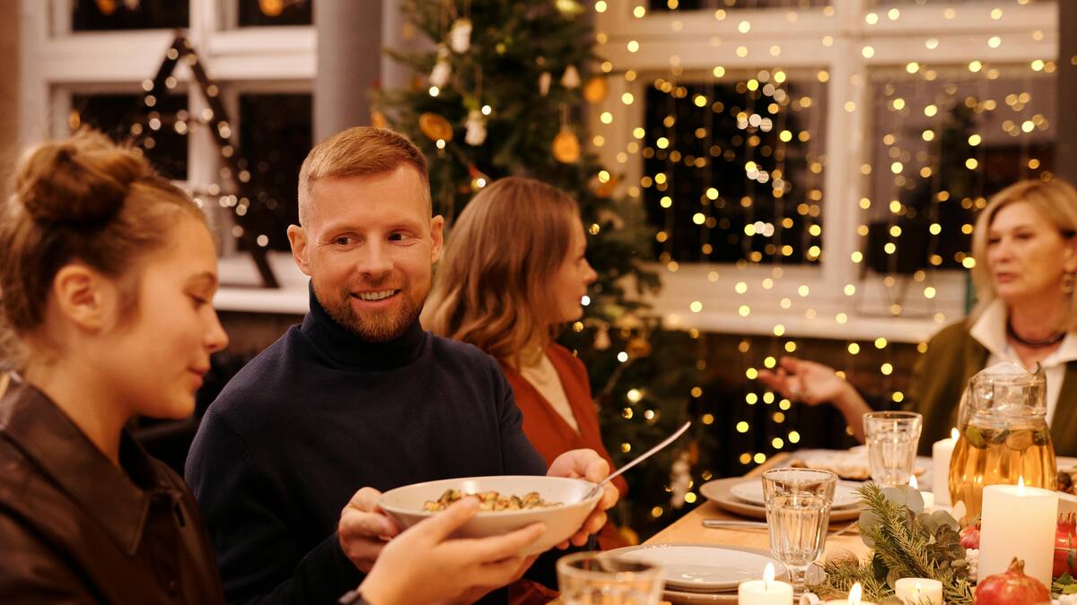 Mesa navideña, brindis.