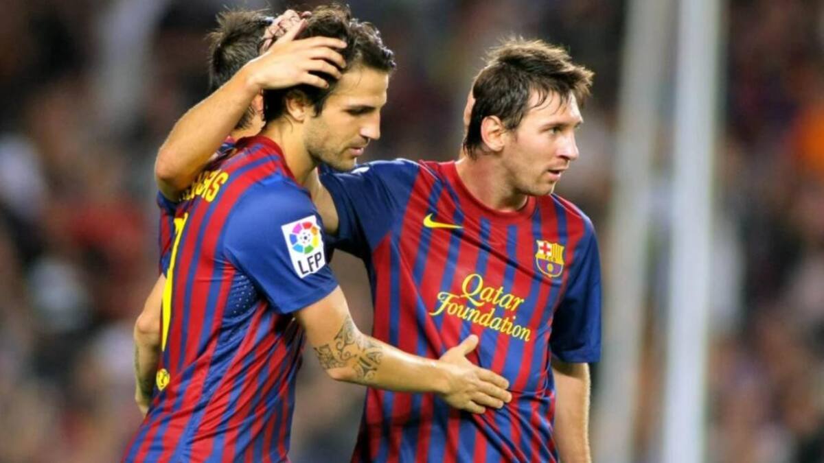 Messi y Fábregas fueron compañeros en el Barcelona. Foto: NA.