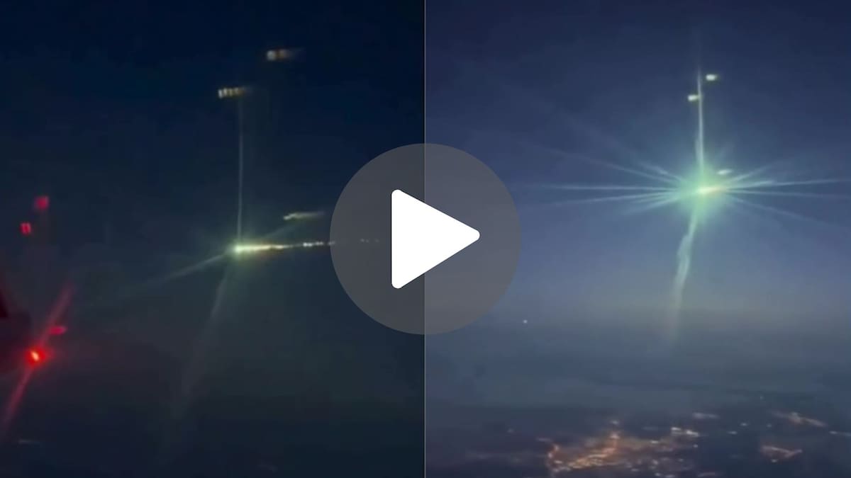 Video impresionante: una azafata filmó un meteorito desde un avión en pleno vuelo en Rusia