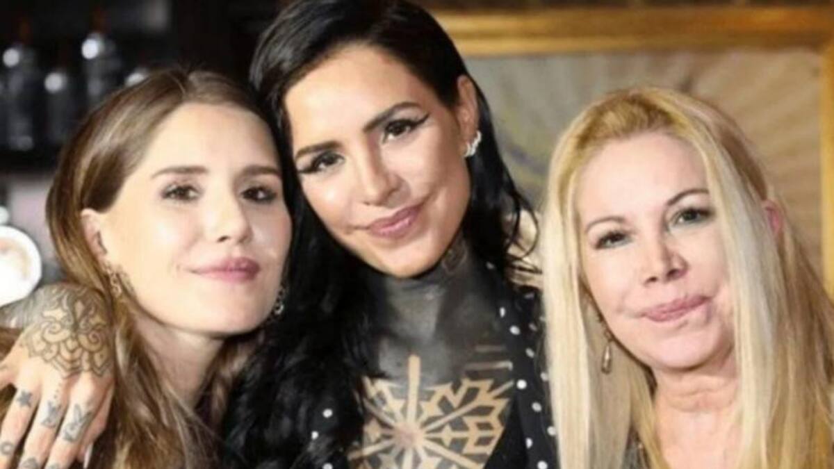 Micaela y Candelaria Tinelli junto a Soledad Aquino. Foto: NA.