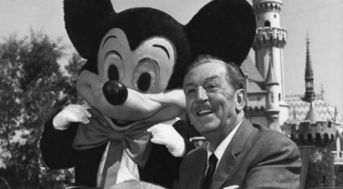 Mickey Mouse junto a su creador, Walt Disney. Foto: NA.