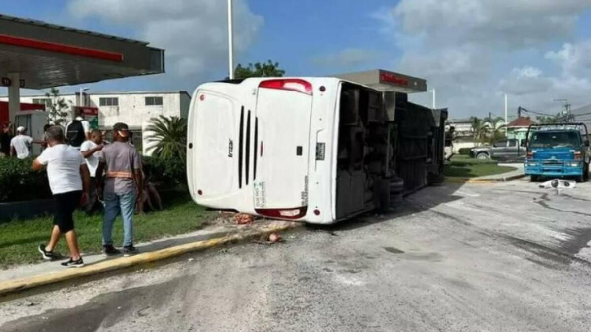 Micro que volcó en Punta Cana. Foto: NA.