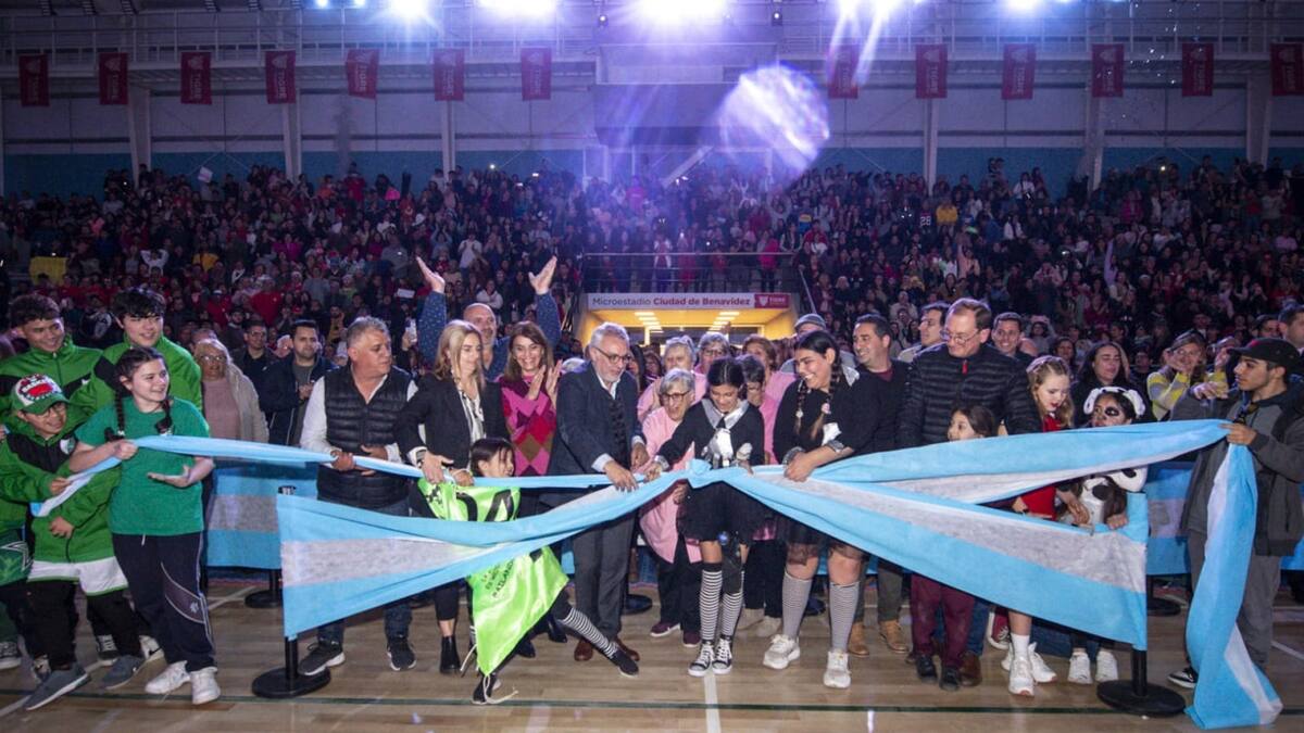 En una fiesta multitudinaria, Julio Zamora inauguró el Microestadio Municipal Ciudad de Benavídez