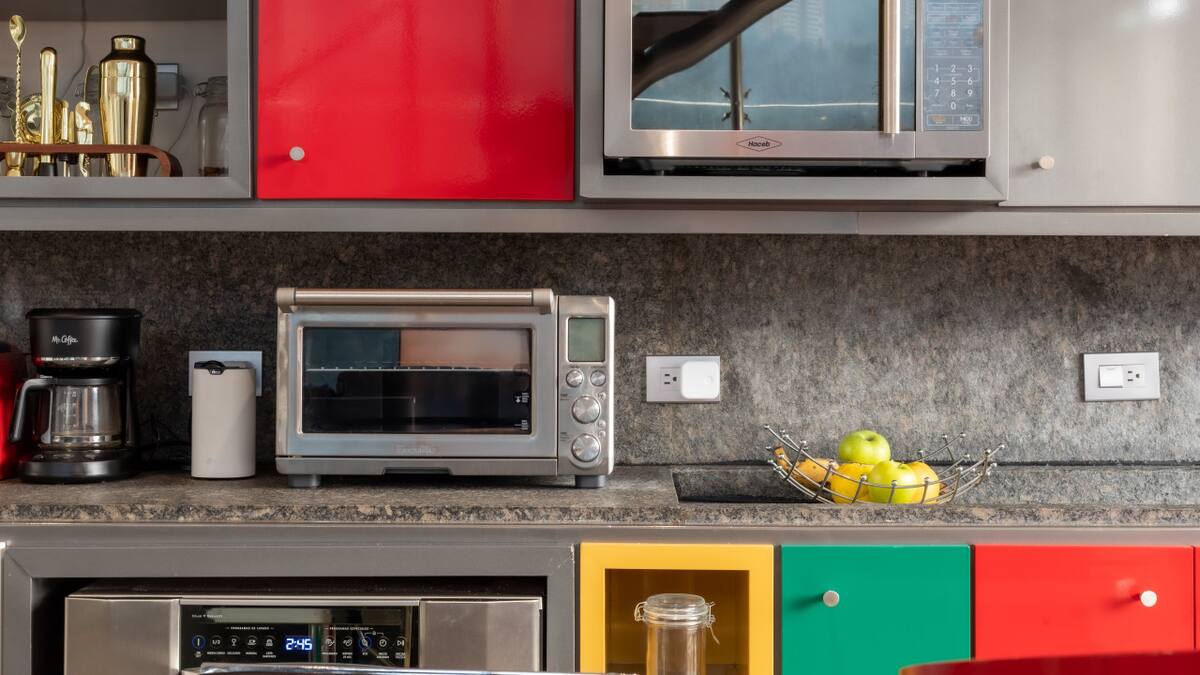 Los consejos para no cometer errores a la hora de usar el microondas. Foto: Unsplash.