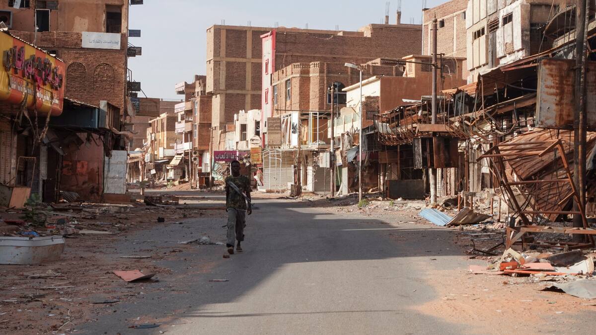 Miembro de las Fuerzas Armadas Sudanesas camina entre edificios dañados, casi un año después del inicio de la guerra entre las Fuerzas Armadas Sudanesas y las Fuerzas de Apoyo Rápido (RSF) paramilitares. Reuters