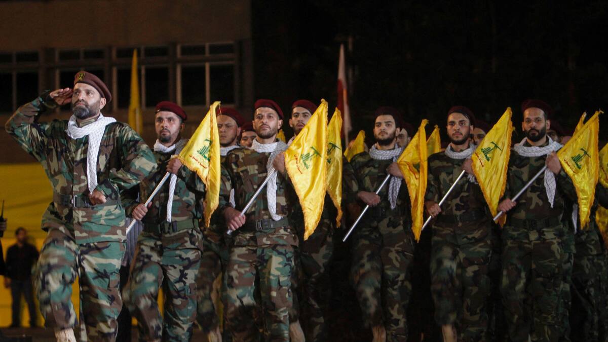 Miembros de Hezbollah marchan. Reuters
