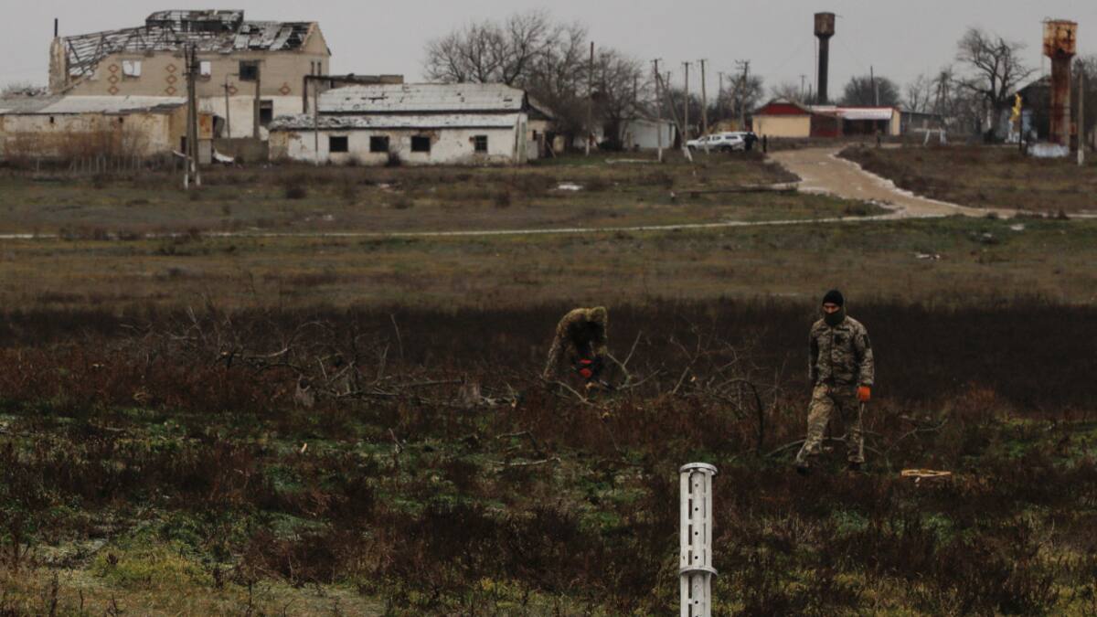 Miembros del servicio ucraniano en el pueblo de Nova Zoria, Jersón. Foto: Reuters.