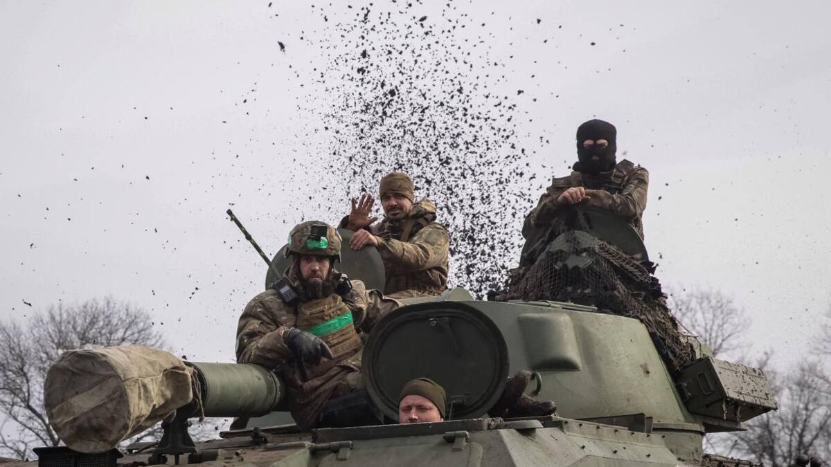 Miembros del servicio ucraniano llegando a Bajmut. Foto Reuters.