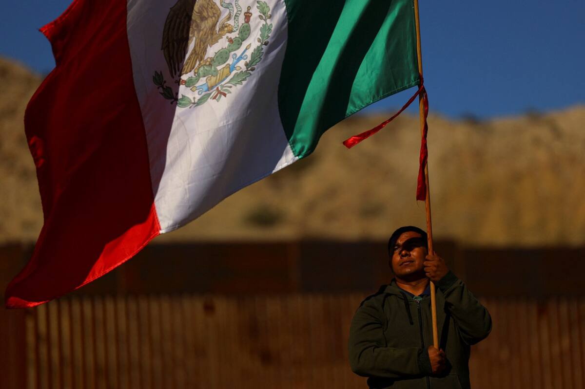 Migrante en la frontera entre Estados Unidos y México. Foto: Reuters.