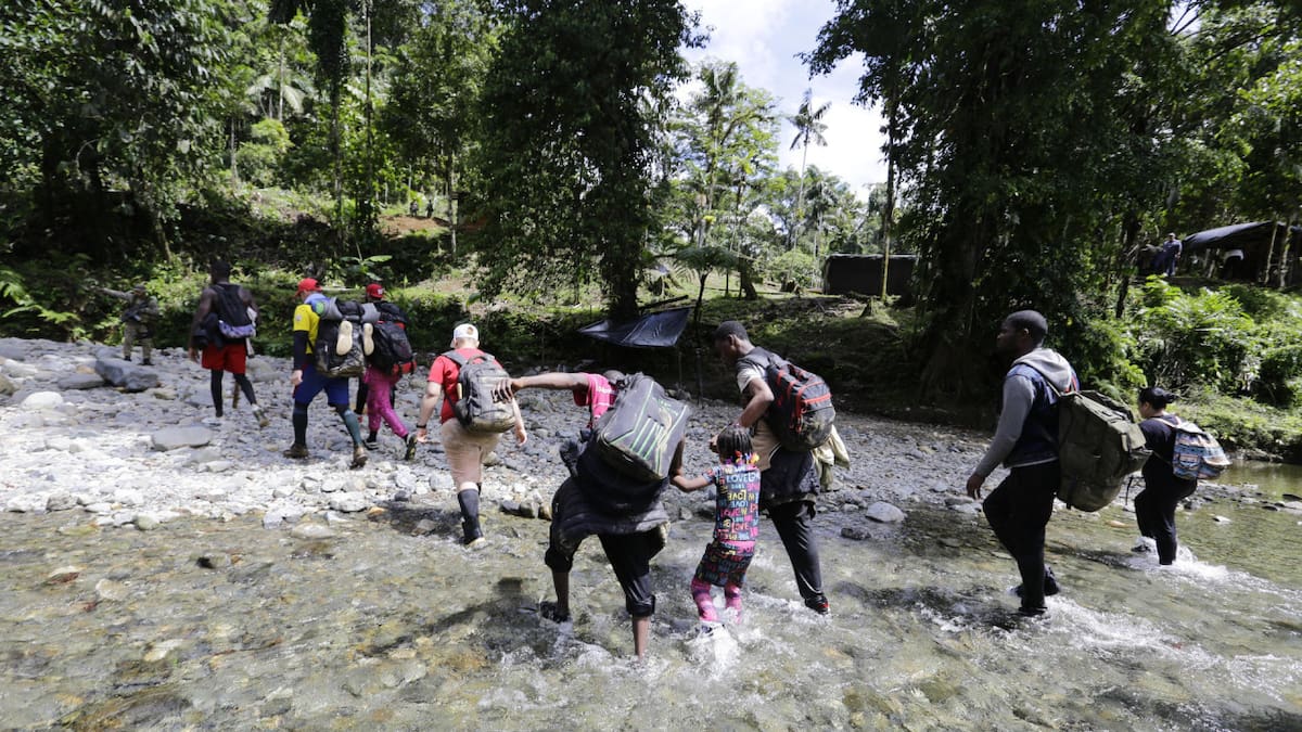 Migrantes cruzando la frontera en el Darién. Foto: EFE