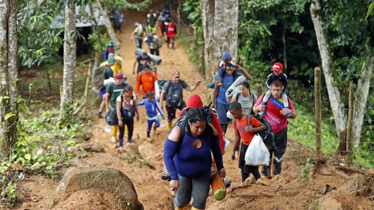 Migrantes cruzando la frontera en el Darién. Foto: EFE