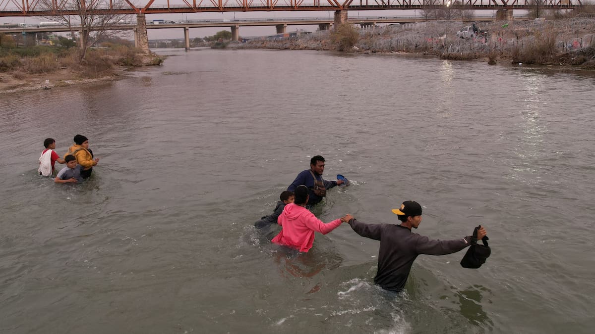Migrantes diariamente cruzan el río Bravo entre México y EEUU. Foto: Reuters.