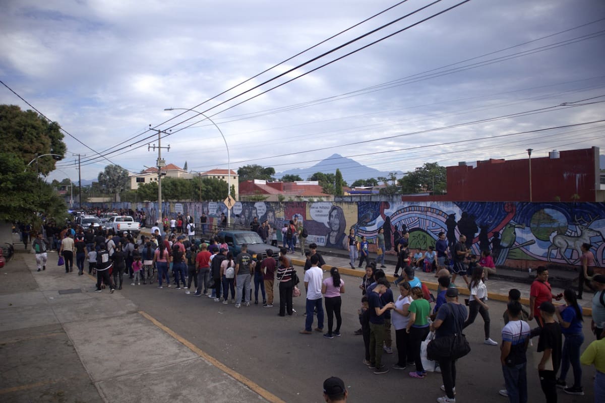 Migrantes en la frontera entre Estados Unidos y México. Foto: Reuters.