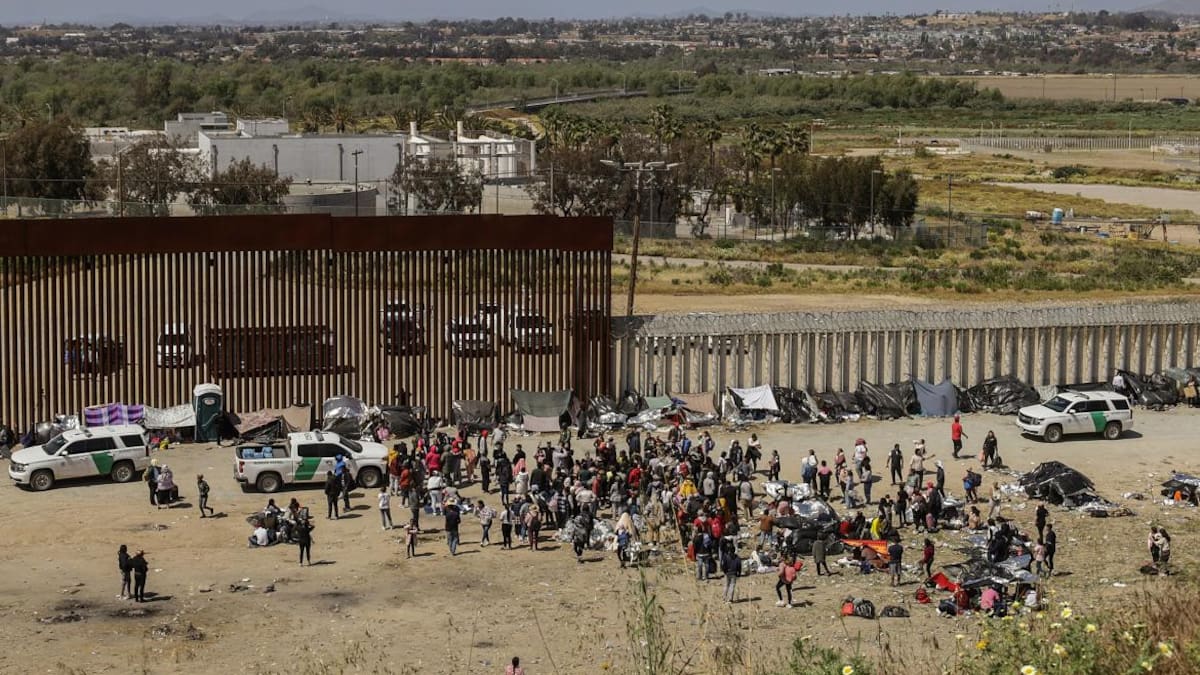 Migrantes en la frontera entre México y Estados Unidos. Foto: EFE.