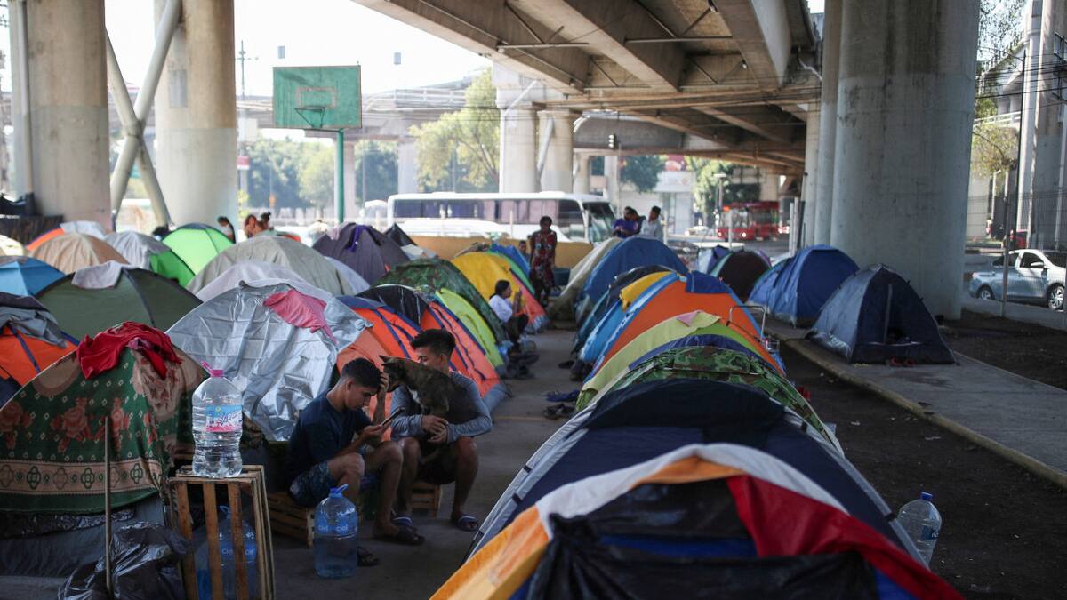 Migrantes esperan un permiso que les permitirá continuar su viaje hacia la frontera Estados Unidos-México , en México Ciudad. Reuters
