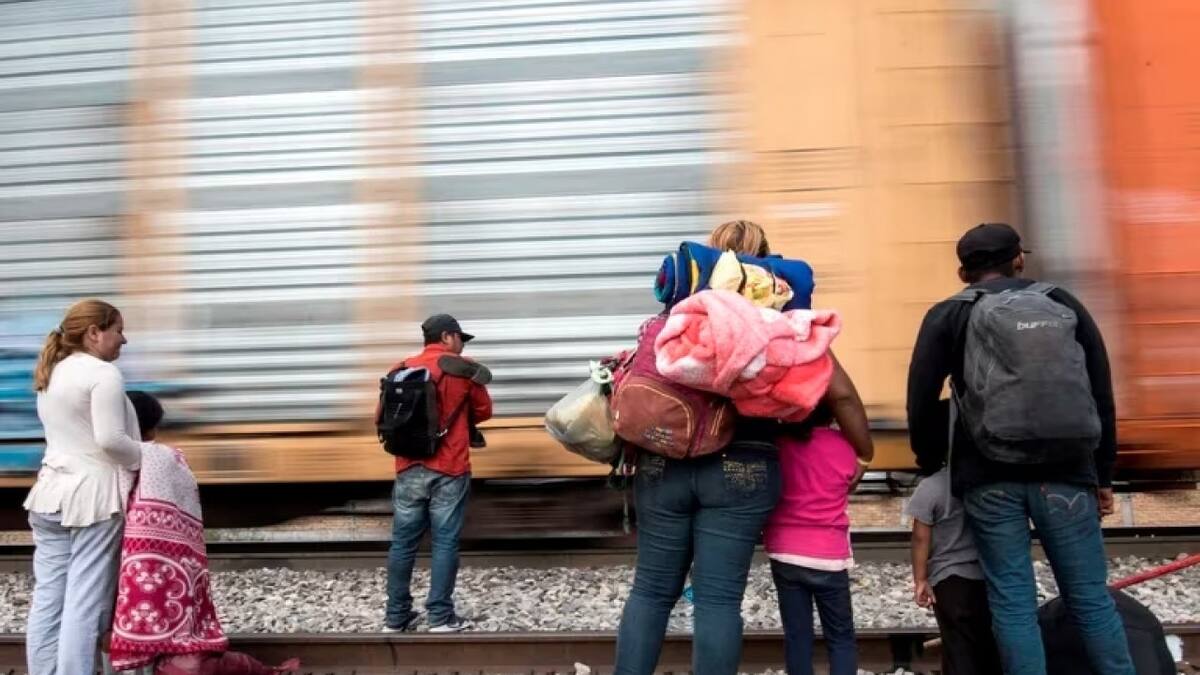 Migrantes esperando subir a los trenes de carga para llegar a la frontera con Estados Unidos. Foto: EFE