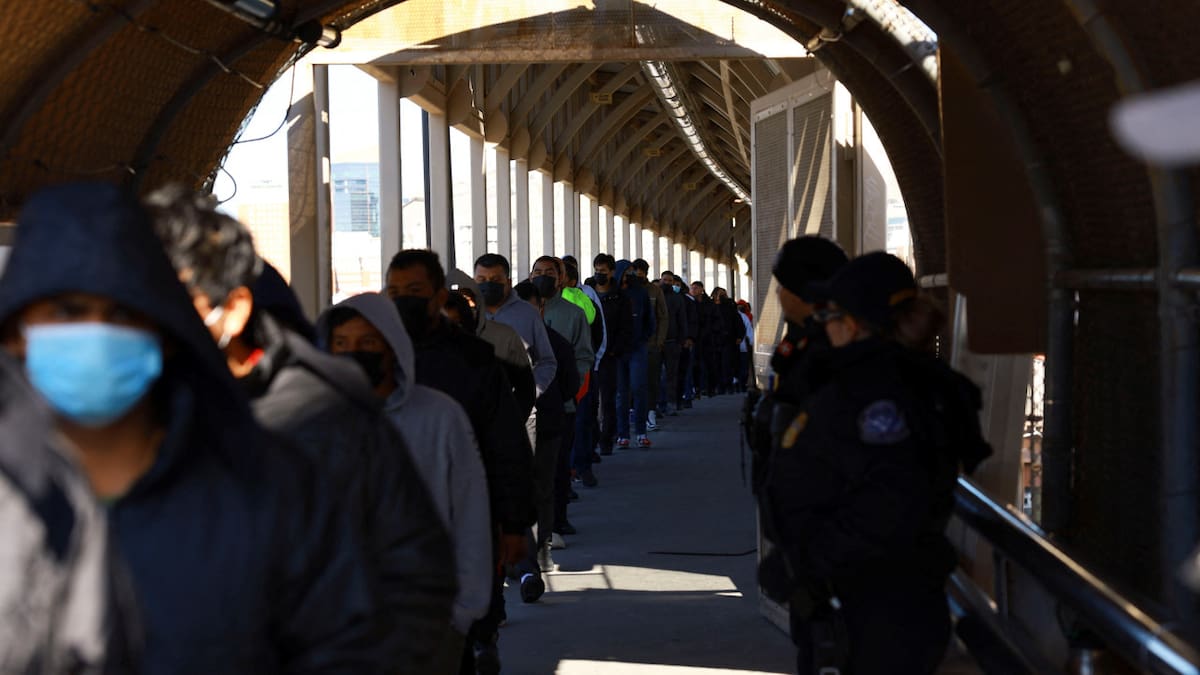 Migrantes hacen fila para salir de Estados Unidos hacia México. Foto: Reuters/Jose Luis Gonzalez