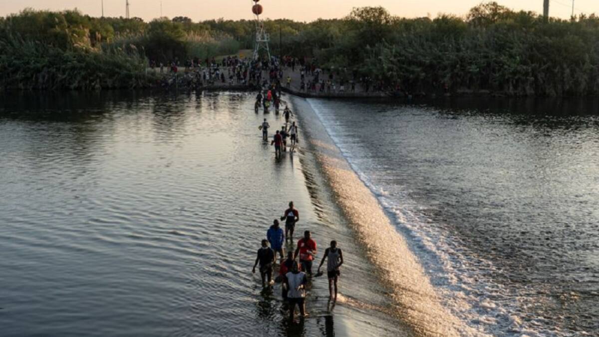 Migrantes intentando cruzar el río Bravo. Foto: Reuters