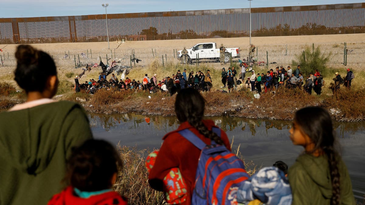 Migrantes intentando entrar desde México a Estados Unidos. Foto: Reuters.
