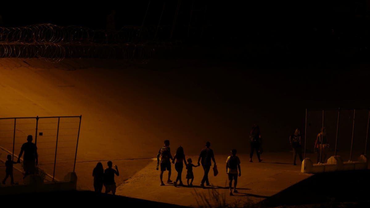 Migrantes se niegan a abandonar campamento junto al río Bravo. Foto: Reuters.