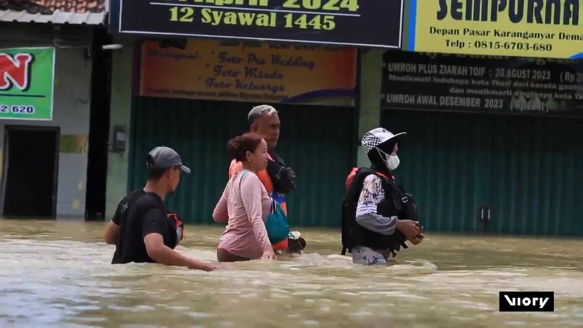 Miles de evacuados por inundaciones en Java, Indonesia. Foto: Captura de pantalla/ Viory.