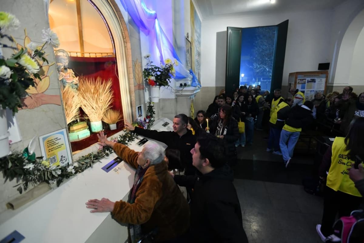 Miles de fieles agradecen a San Cayetano en Liniers.