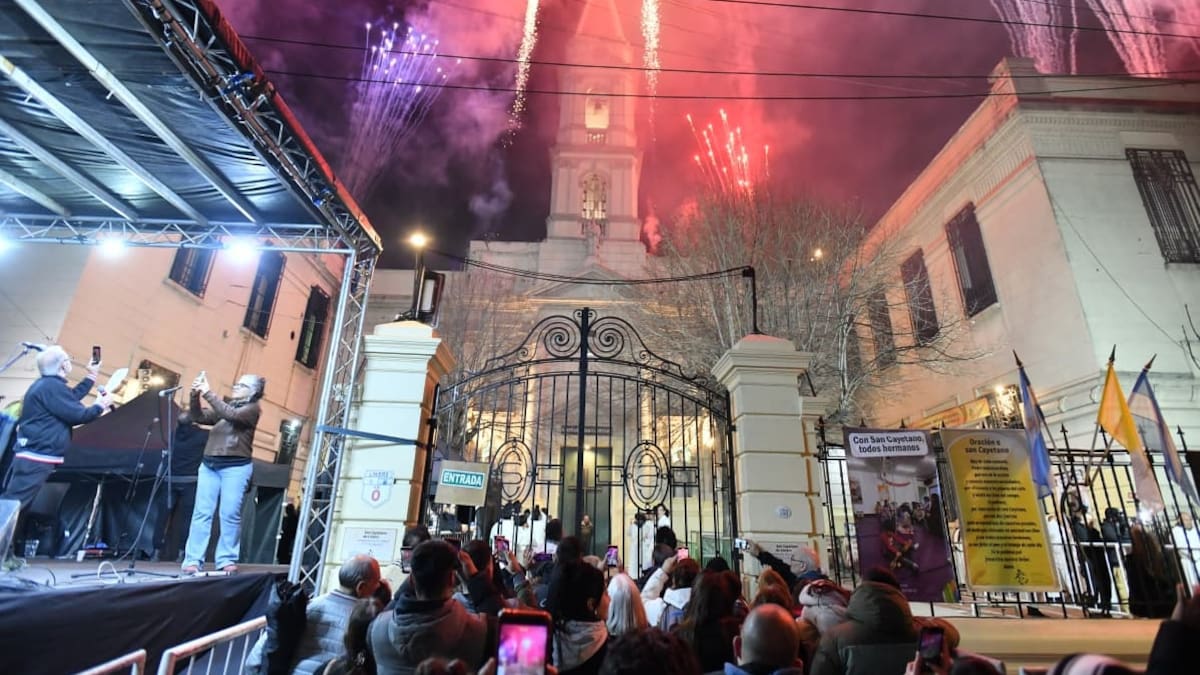 Miles de fieles agradecen y piden a San Cayetano, el patrono del pan y del trabajo: las mejores fotos