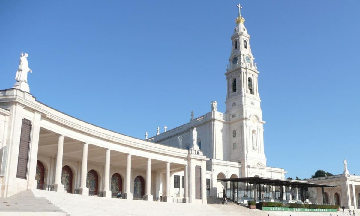 Miles de fieles conmemoran el 102 aniversario la aparición de la Virgen de Fátima