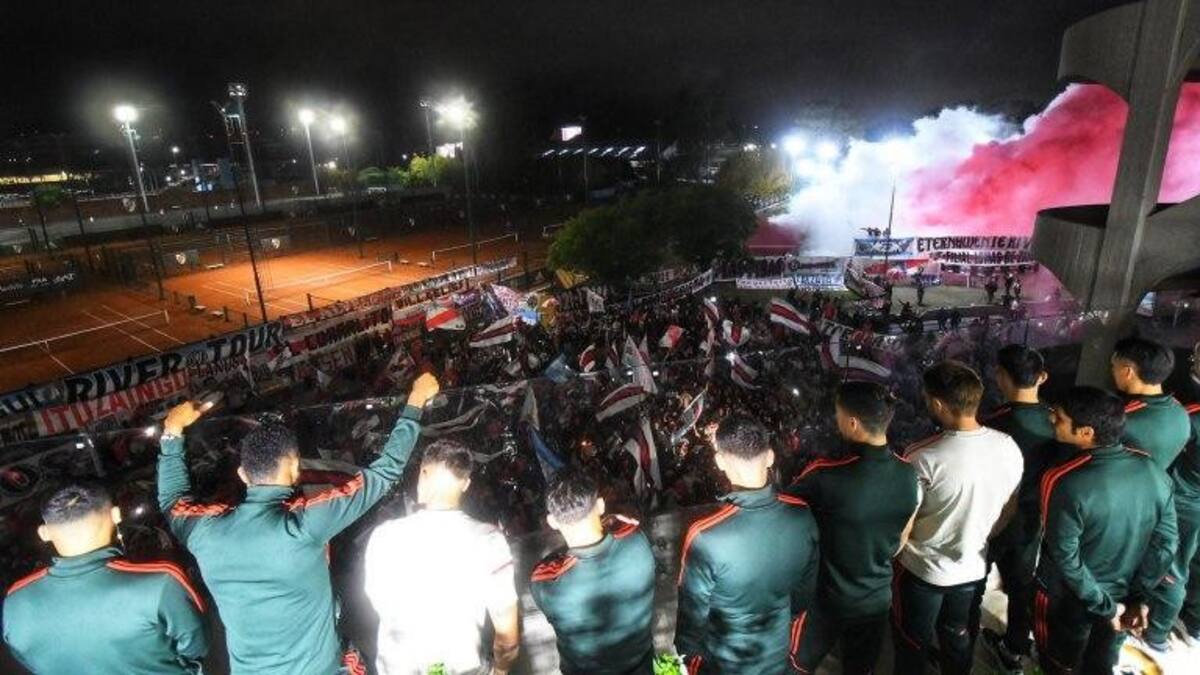 Miles de hinchas demostraron su apoyo con un banderazo. Foto: NA.