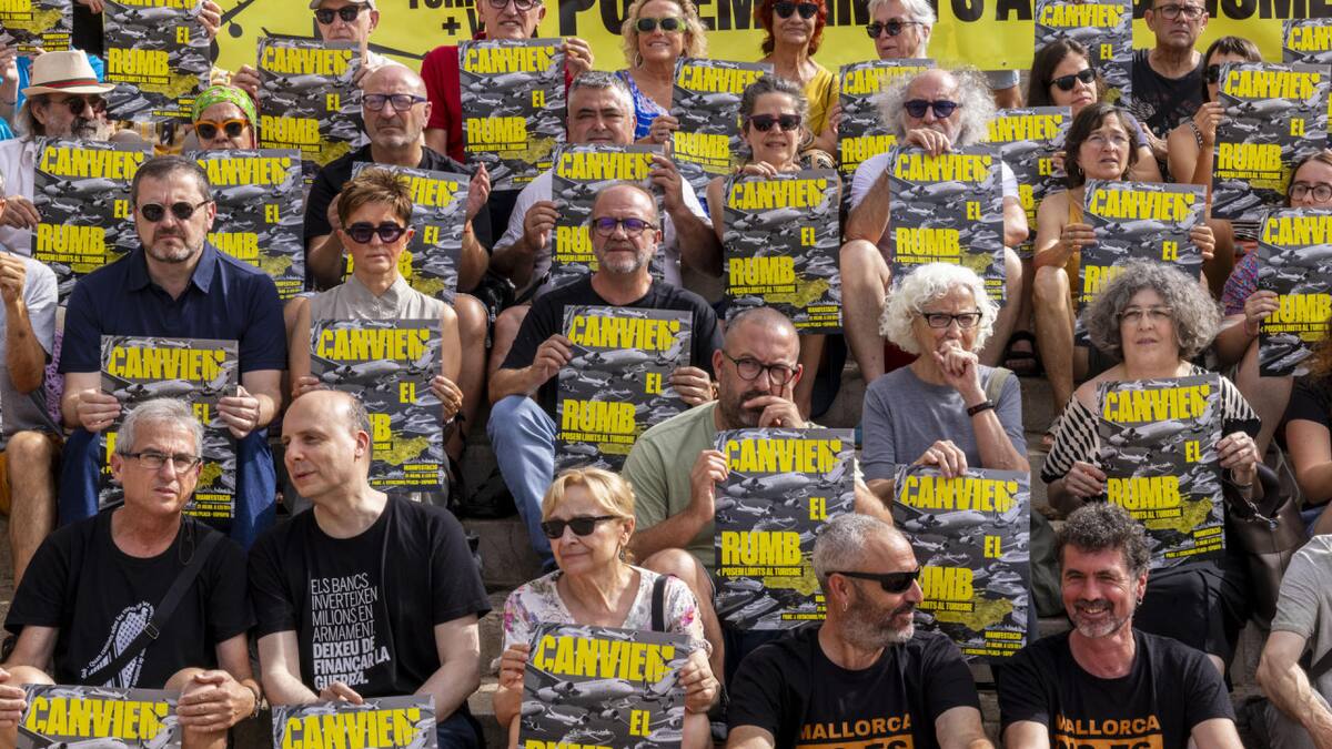 Miles de personas marchan para exigir límites al turismo masivo en Barcelona. EFE