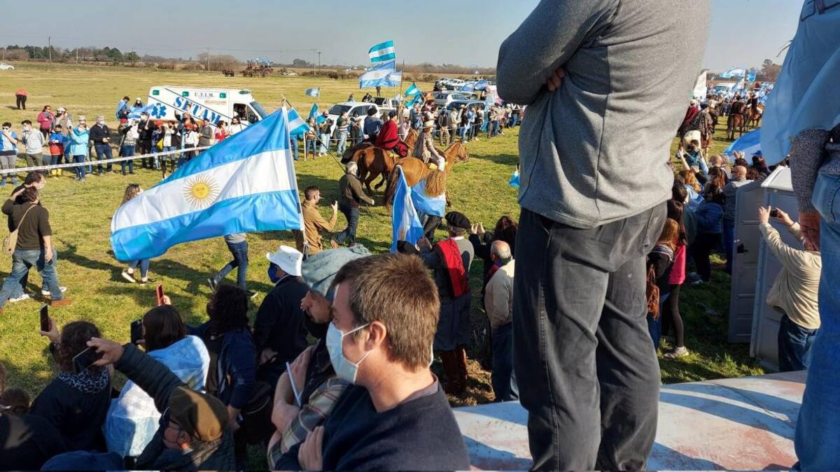 Miles de productores agropecuarios en el kilómetro 228 de la ruta 9 (Rosario- Buenos Aires) en el partido bonaerense de San Nicolás, participaron del acto central del campo y otros sectores contra las políticas oficiales, NA