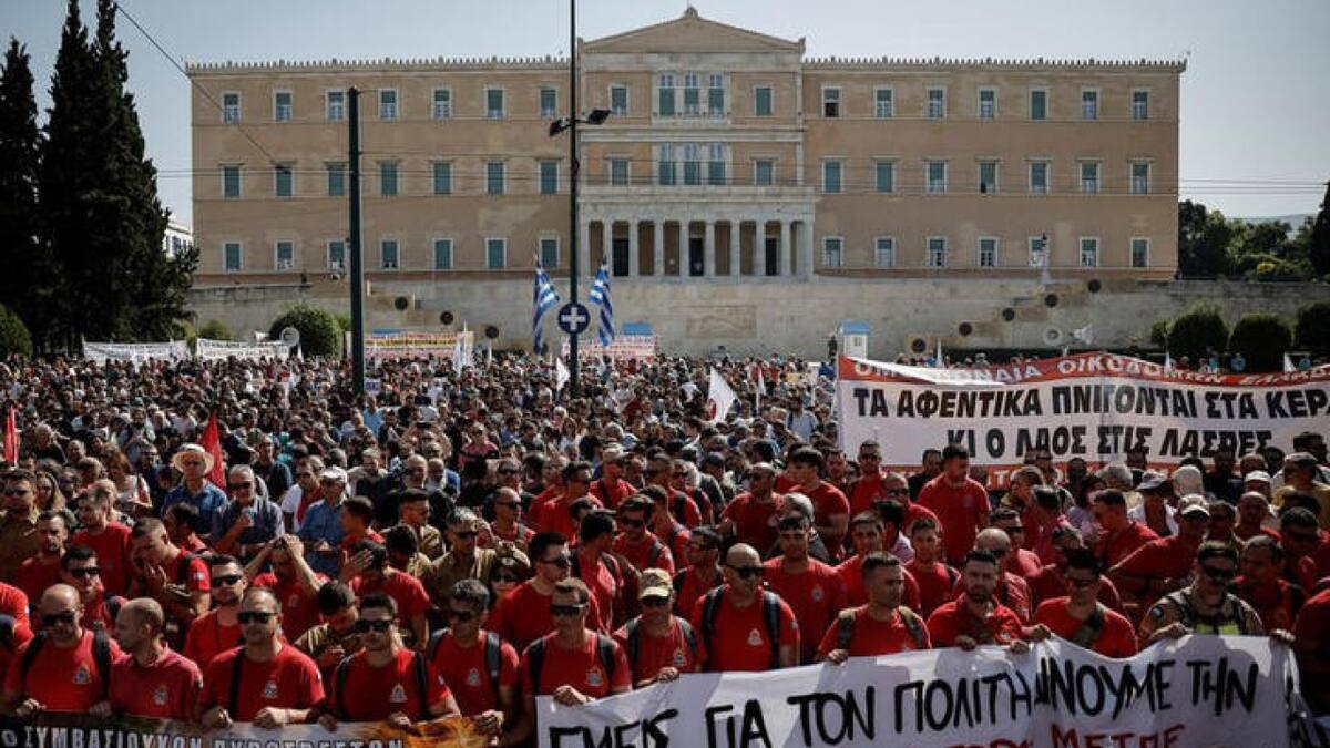 Miles de trabajadores se manifiestan durante una huelga de 24 horas contra los planes gubernamentales de reforma laboral. Foto: Reuters.