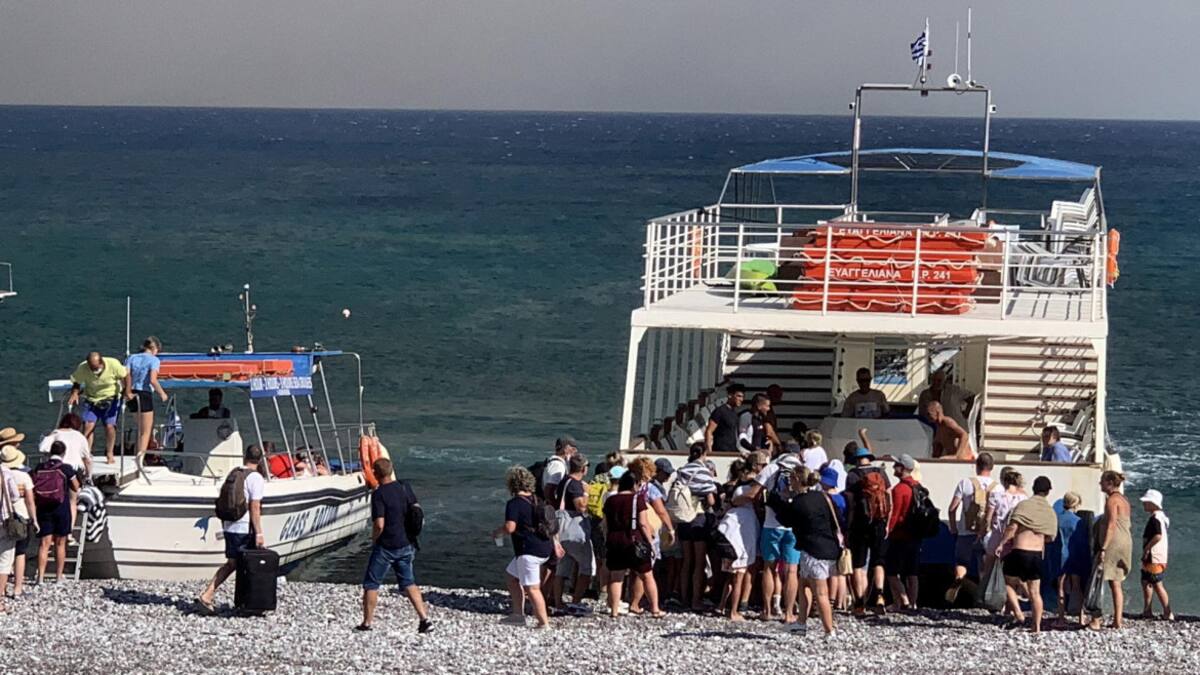 Miles de turistas son evacuados en Grecia por incendio forestal fuera de control. Foto: EFE.