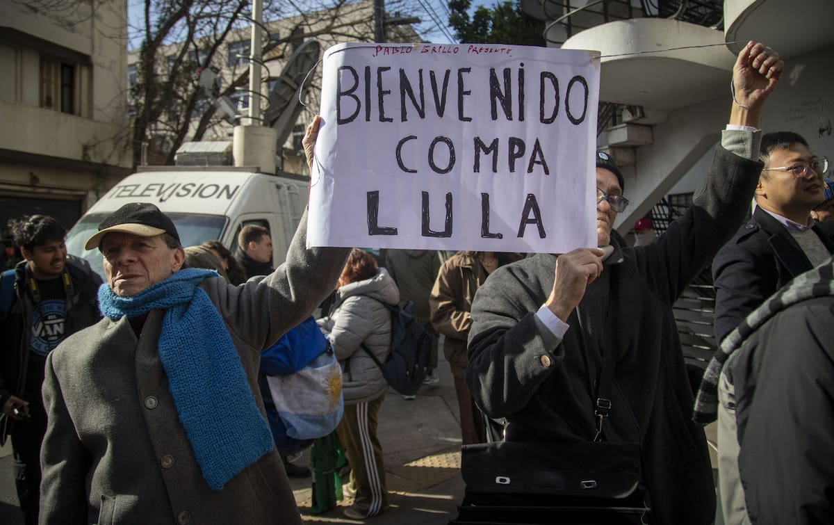 Militantes en la visita de Lula da Silva a Cristina Kirchner en su casa de Constitución.