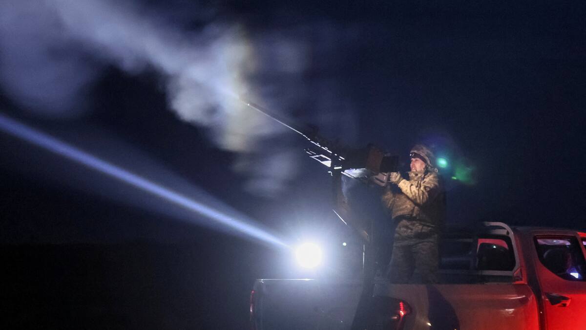 Militar ucraniano utilizando sistemas de defensa antiaérea. Foto: Reuters.