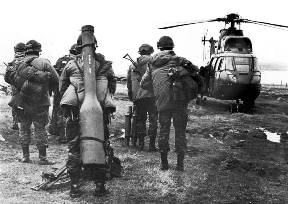 Militares argentinos se preparan para abordar un helicóptero en el Estrecho de San Carlos. Foto: REUTERS/Eduardo Farre