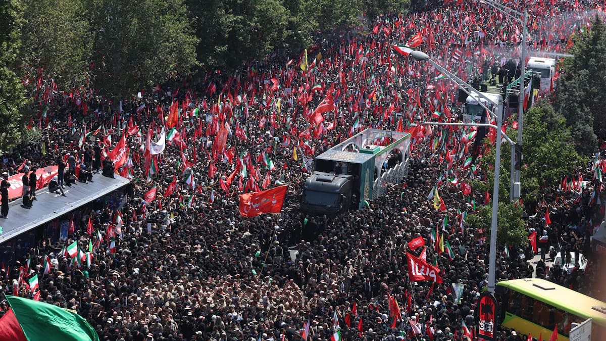 Entre oraciones, banderas de Irán y pedidos de venganza, millones de personas participan en la procesión fúnebre de Alí Jamenei en Teherán