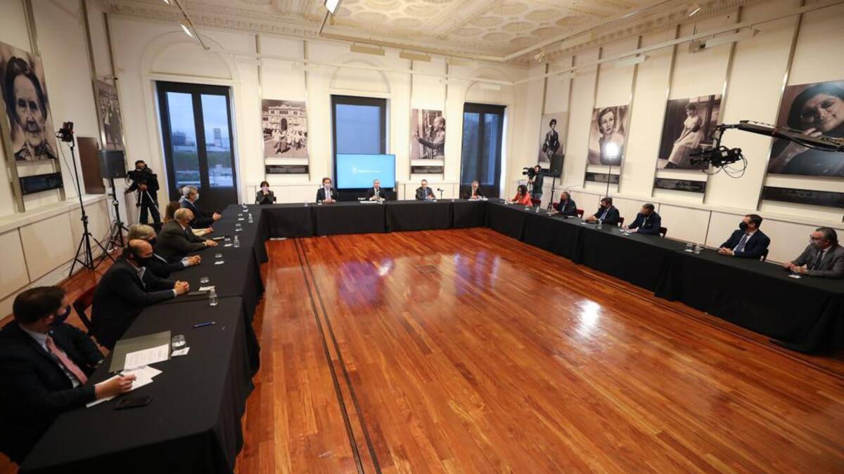 Ministro de Economía, Martín Guzmán, el jefe de Gabinete Santiago Cafiero, medidas económicas, anuncios en la Casa Rosada, NA