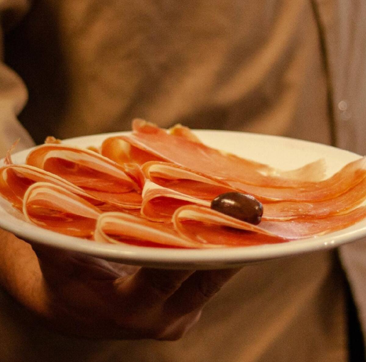 Miramar, el bodegón que se luce por su cava de embutidos. Foto: Instagram / rotiseriamiramar.