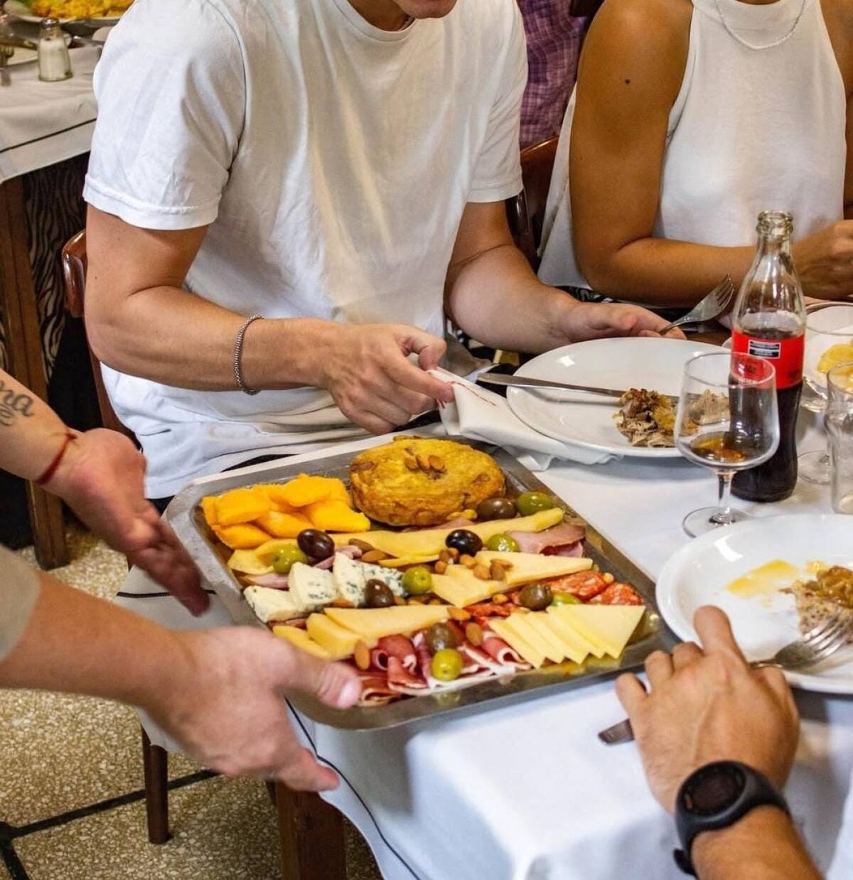 Miramar, el bodegón que se luce por su cava de embutidos. Foto: Instagram / rotiseriamiramar.