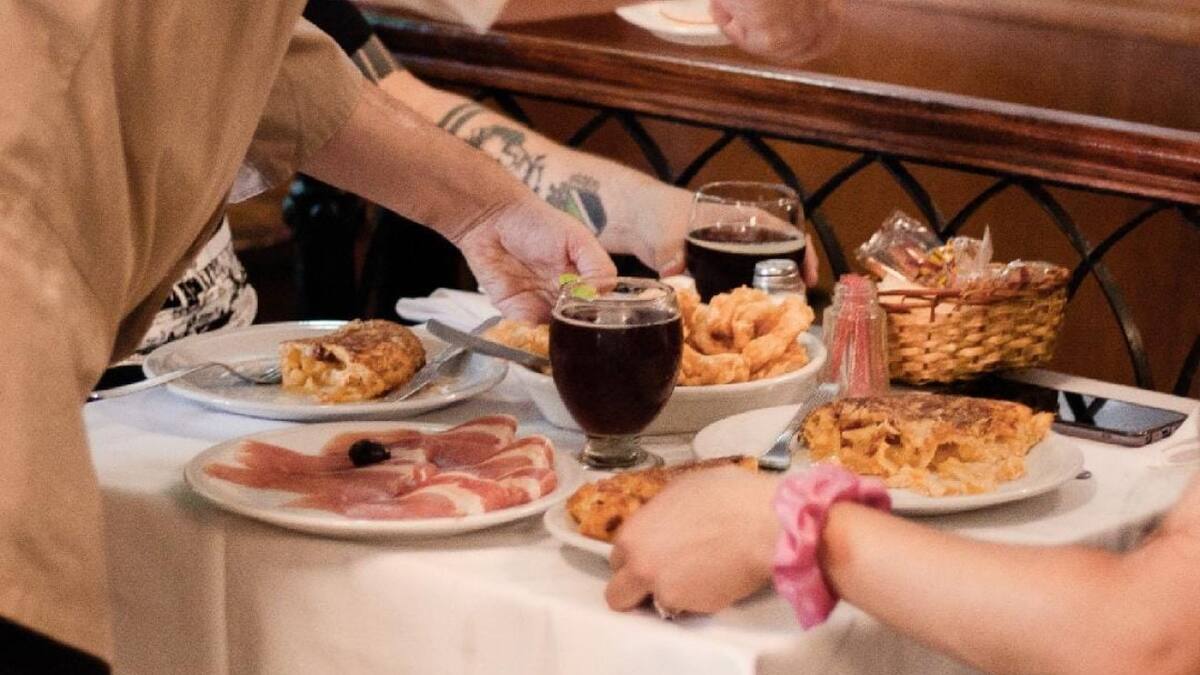Miramar, el bodegón que se luce por su cava de embutidos. Foto: Instagram / rotiseriamiramar.