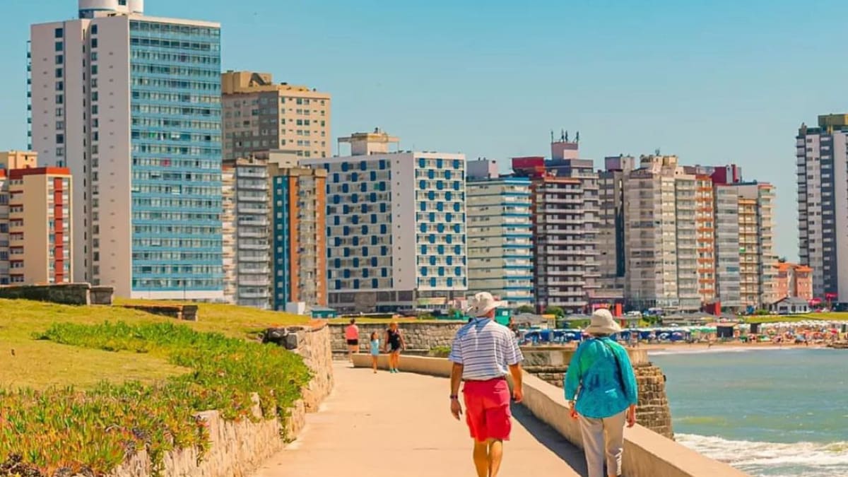 Cada verano, miles de turistas de esta comunidad eligen Miramar para vacacionar. Foto: Instagram / miramararg.
