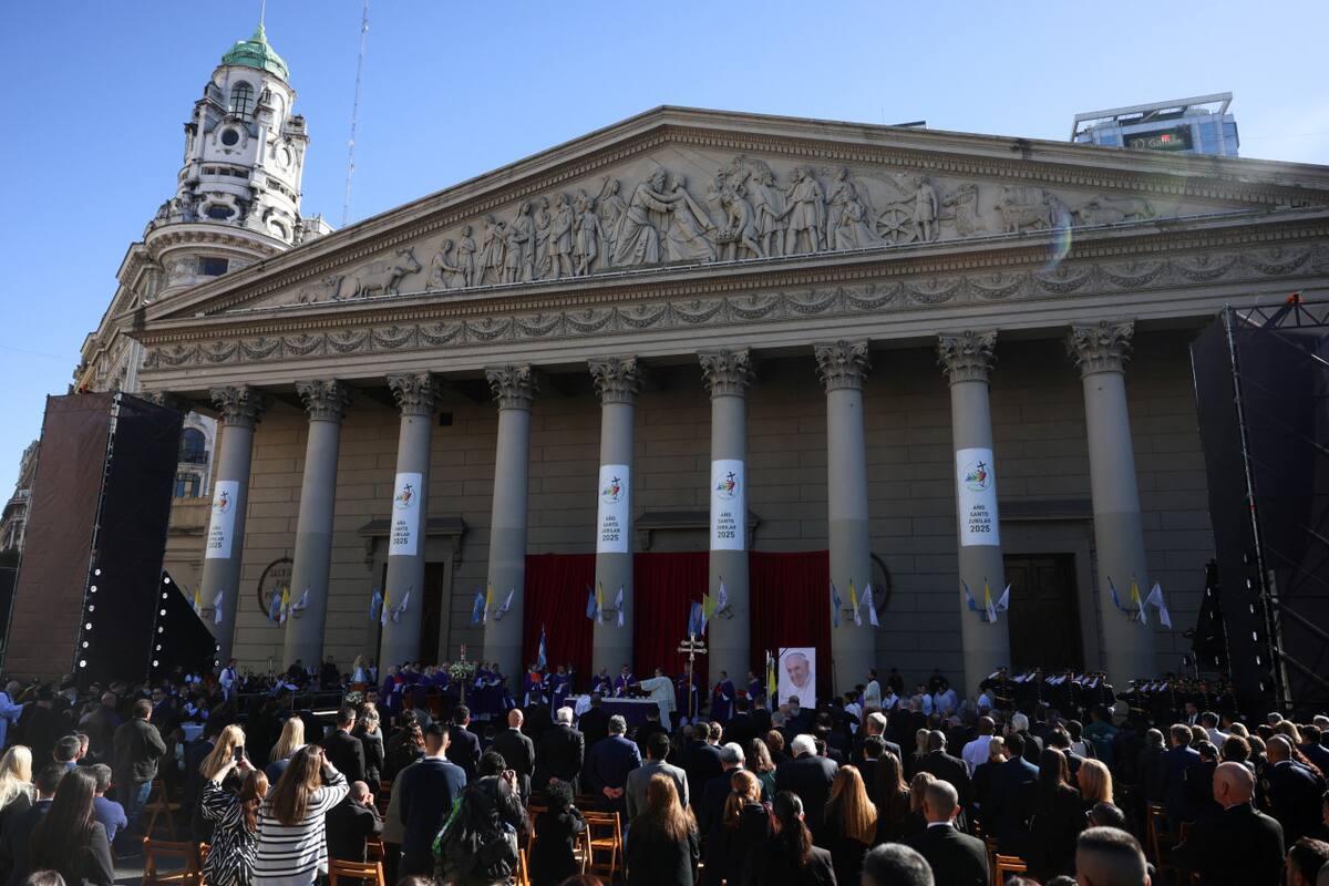 Misa en la Catedral para despedir al Papa Francisco. Foto: REUTERS.