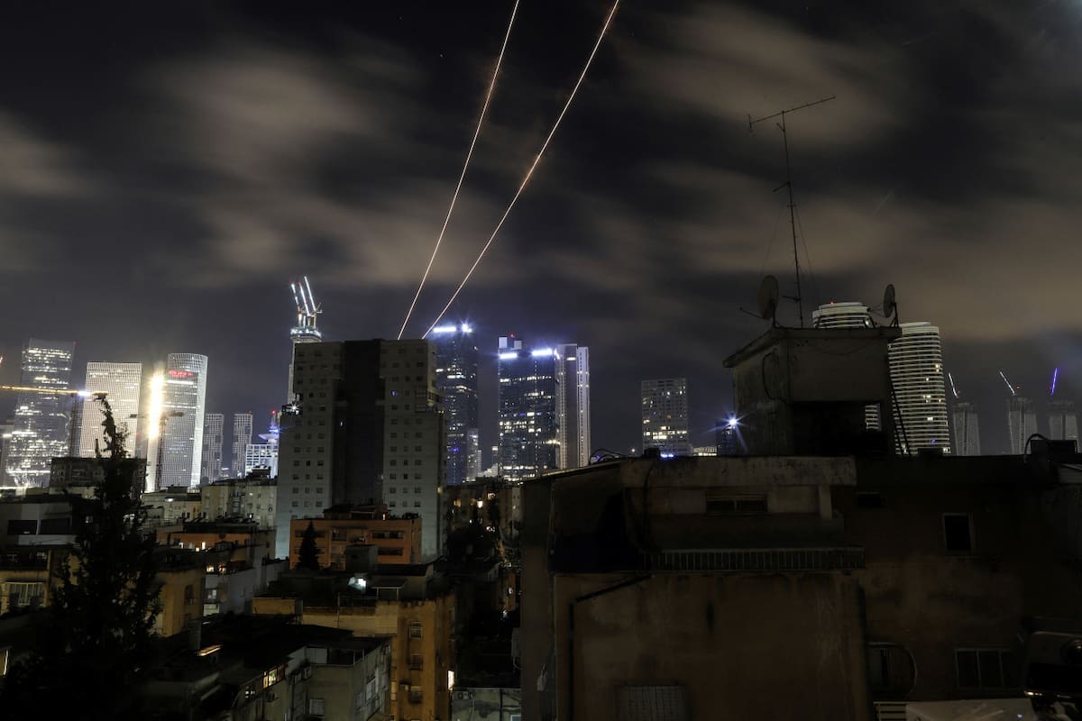 Misiles lanzados por Irán son interceptados en Tel Aviv. Foto: Reuters/Itay Cohen