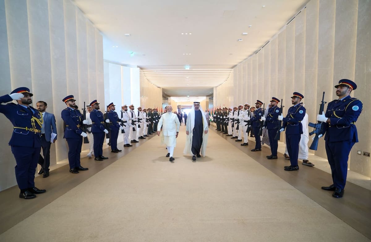 El primer ministro de India, Narendra Modi, mantiene un encuentro con el presidente de Emiratos Árabes Unidos, Mohamed bin Zayed Al Nahyan, en Abu Dhabi, donde firmaron acuerdos en defensa, energía y cooperación tecnológica en medio de la tensión regional.