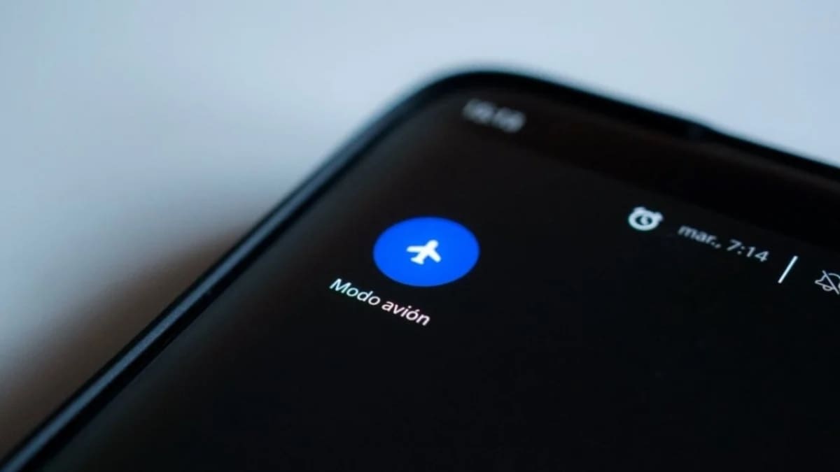 ¿Por qué es tan importante activar el modo avión? Foto: Unsplash.