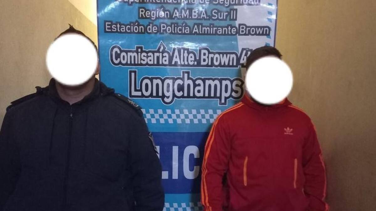 Momento de la detención de uno de los cómplices. Foto: Twitter @mauroszeta.