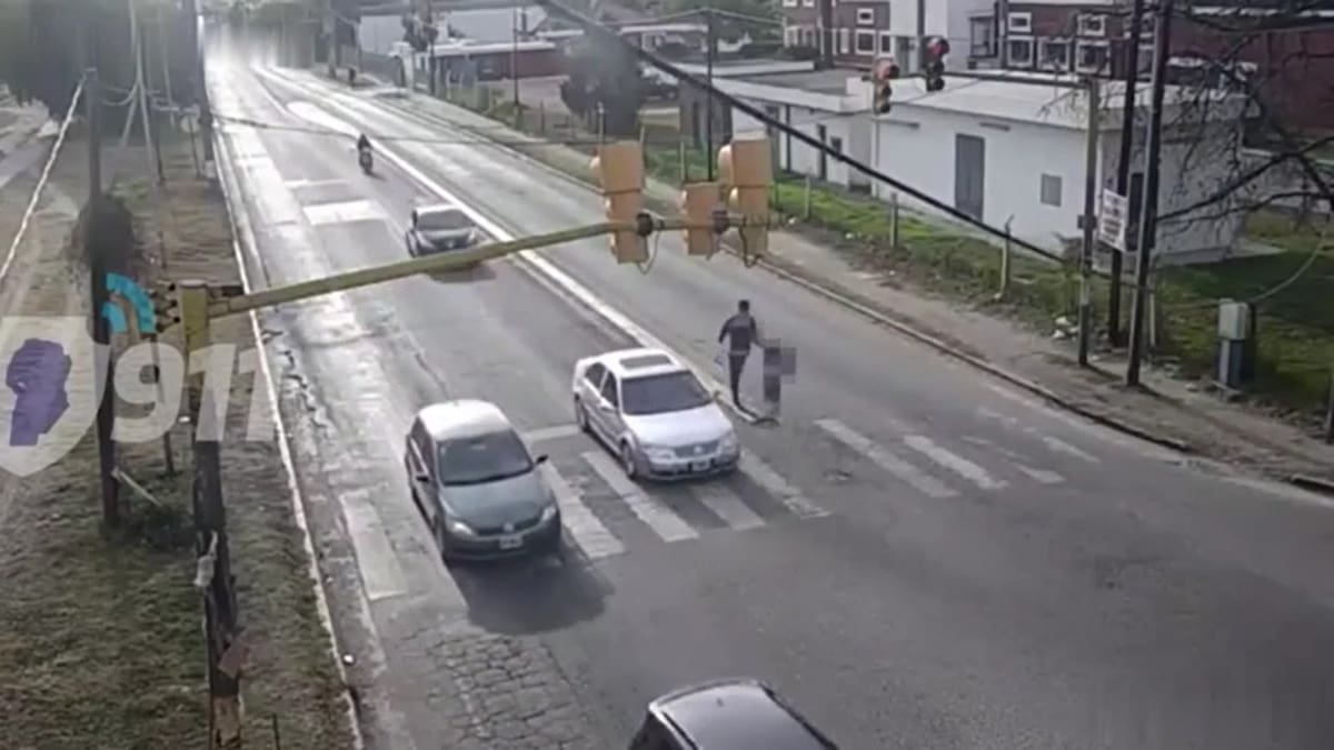 Momento de la puñalada. Foto: captura video.
