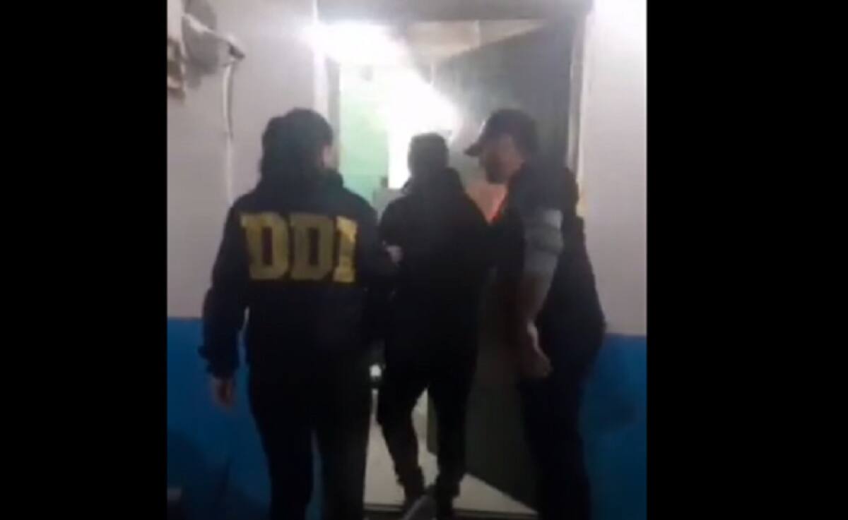 Momento en que Cazorla es escoltado a la comisaría. Foto: captura video